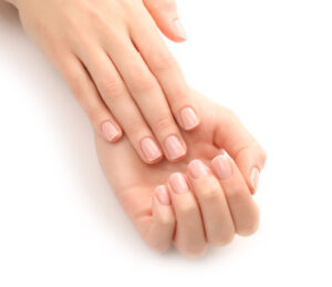 Des mains et des ongles soignés dans le froid de l&rsquo;hiver